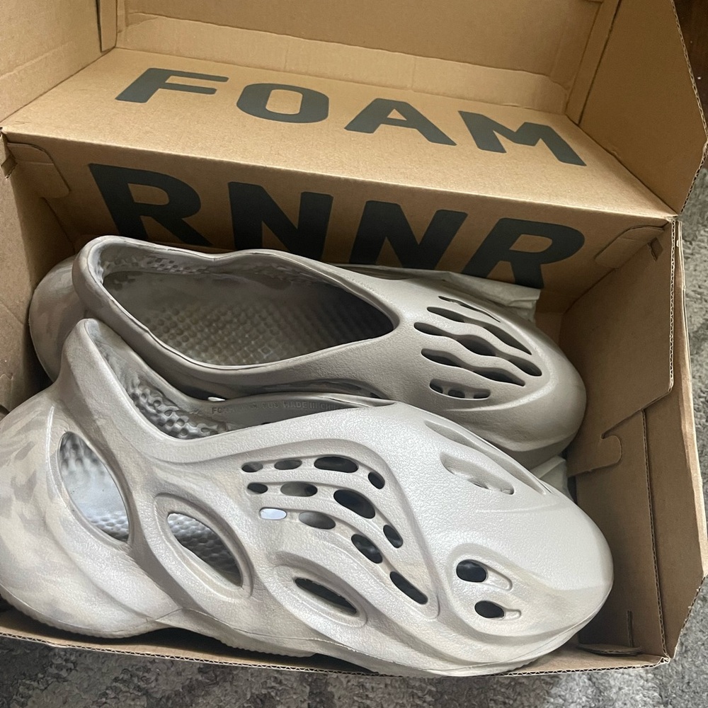 Yeezy Foam Runner in Light Gray